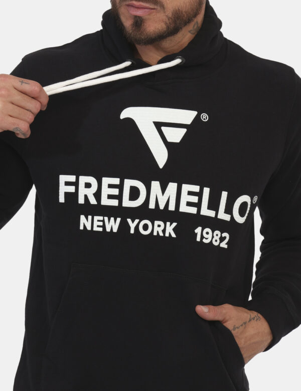 Felpa Fred Mello Nero - Felpa classica con cappuccio in total nero con stampa grande logo brand bianco. Presente anche tasco