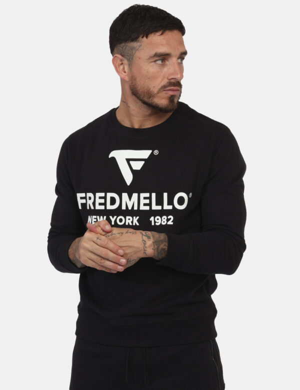 Felpa Fred Mello Nero - Felpa con girocollo in total nero con stampa grande logo brand bianco. La vestibilità è morbida e re