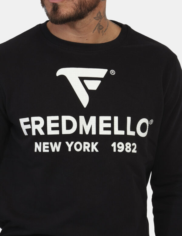 Felpa Fred Mello Nero - Felpa con girocollo in total nero con stampa grande logo brand bianco. La vestibilità è morbida e re