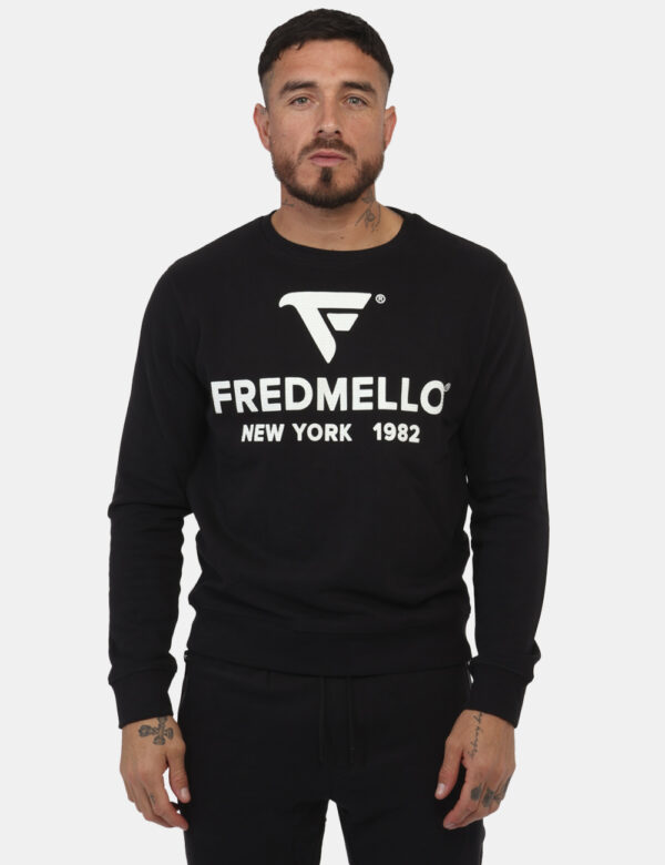 Felpa Fred Mello Nero - Felpa con girocollo in total nero con stampa grande logo brand bianco. La vestibilità è morbida e re