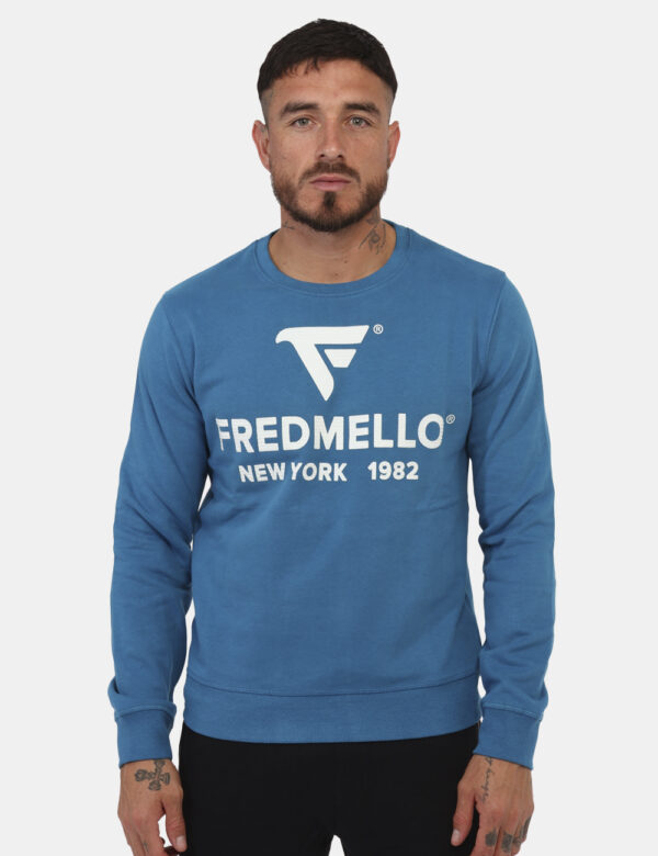 Felpa Fred Mello Azzurro - Felpa con girocollo in total bluette con stampa grande logo brand bianco. La vestibilità è morbid