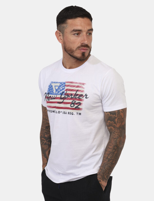 T-shirt Fred Mello Bianco - T-shirt classica in cotone e su base bianca con stampa New York in tinta originale. La vestibili