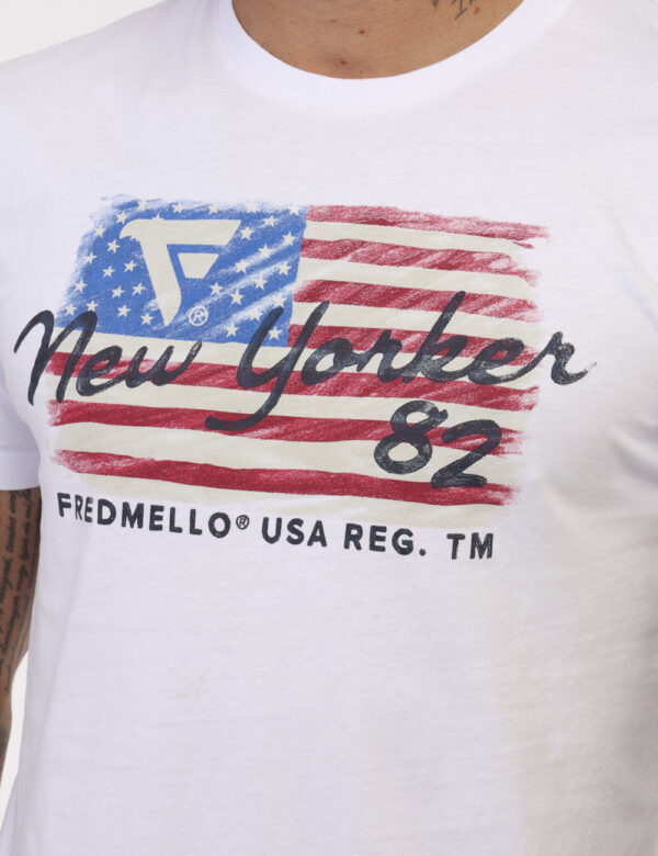 T-shirt Fred Mello Bianco - T-shirt classica in cotone e su base bianca con stampa New York in tinta originale. La vestibili