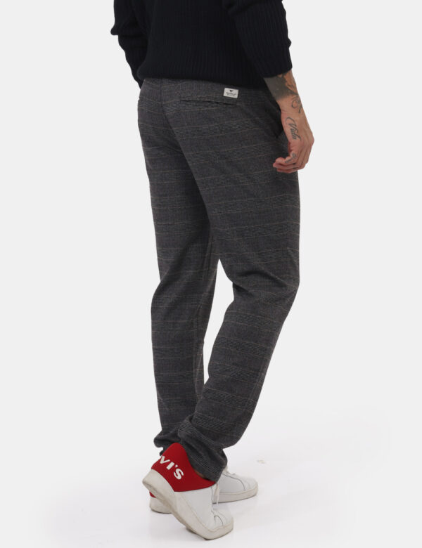 Pantalone Fred Mello Grigio - Pantaloni eleganti su base grigio scuro con righine nere e marroni. Presenti tasche a taglio t