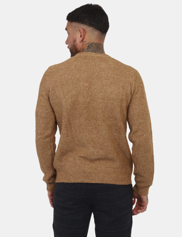 Maglione Fred Mello Beige - Maglione con girocollo classico e trama intrecciata in total beige. La vestibilità è morbida e r