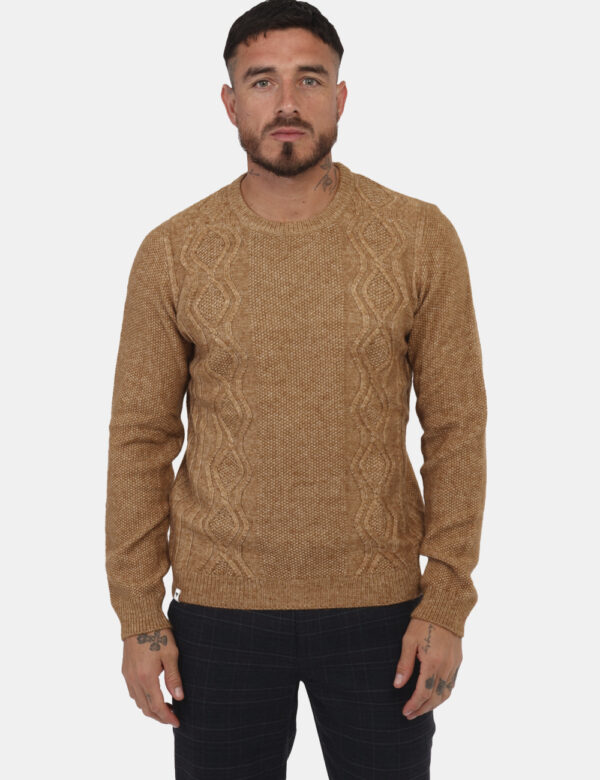 Maglione Fred Mello Beige - Maglione con girocollo classico e trama intrecciata in total beige. La vestibilità è morbida e r