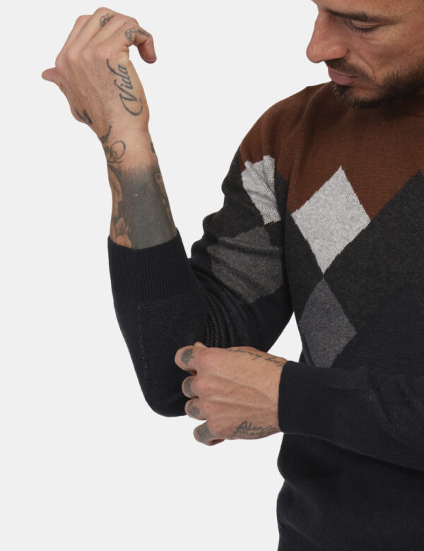 Maglione Fred Mello Grigio - Maglione con girocollo classico su fantasia a riquadri ed in tonalità marrone e grigio. La vest