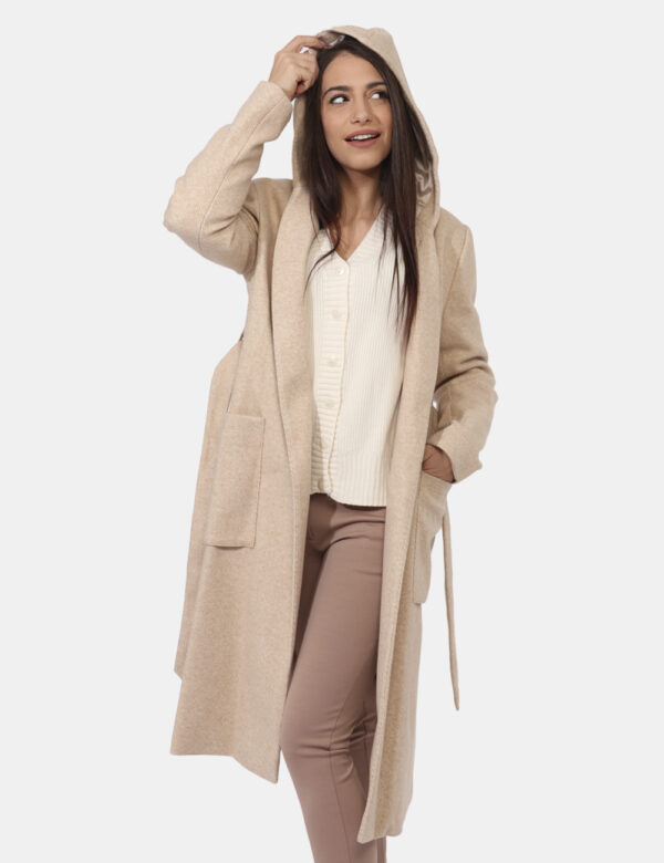 Cappotto Fracomina Beige - Cappotto classico, lungo, in total beige con tasche a toppa. La vestibilità è morbida e pratica m