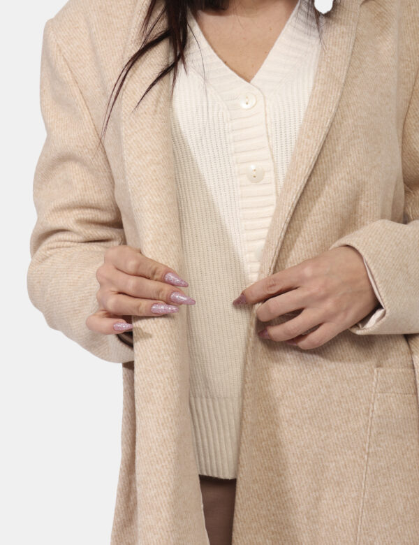 Cappotto Fracomina Beige - Cappotto classico, lungo, in total beige con tasche a toppa. La vestibilità è morbida e pratica m