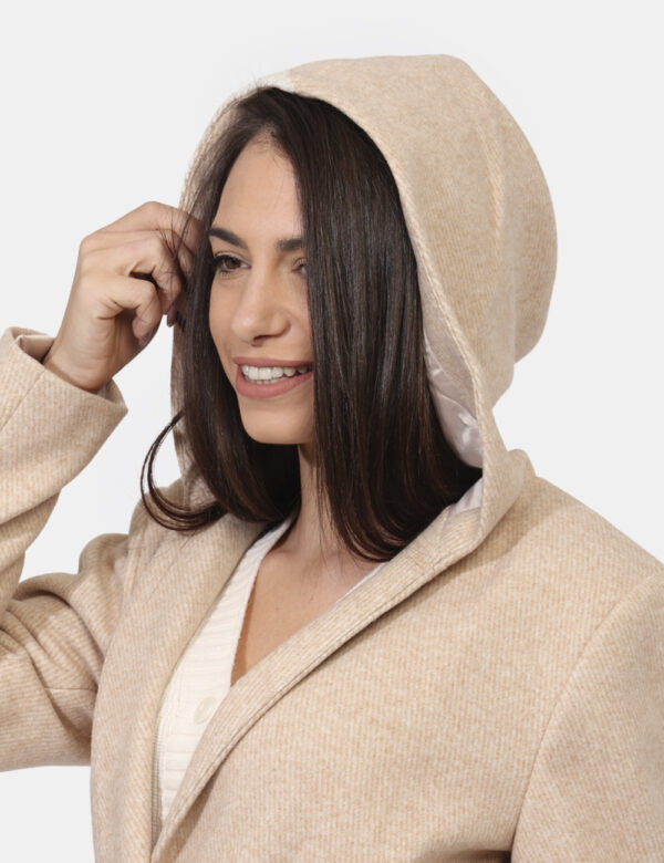 Cappotto Fracomina Beige - Cappotto classico, lungo, in total beige con tasche a toppa. La vestibilità è morbida e pratica m