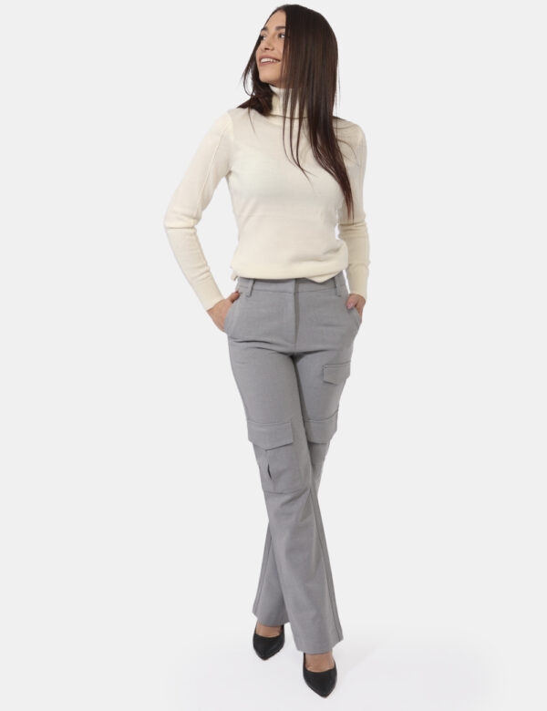 Pantaloni Fracomina Grigio - Pantaloni larghi semieleganti in total grigio chiaro con tasche a taglio trasversale sul fronte