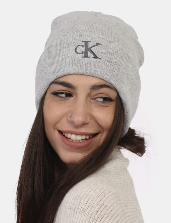 Cappello Calvin Klein Grigio - Cappello modello berretto in total grigio chiaro con risvoltino e logo brand. La vestibilità