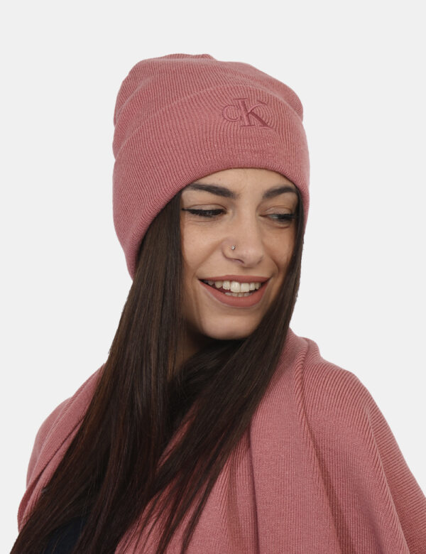 Cappello Calvin Klein Rosa - Cappello modello berretto in total rosa con risvoltino e logo brand. La vestibilità è morbida e