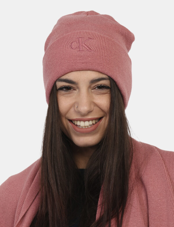 Cappello Calvin Klein Rosa - Cappello modello berretto in total rosa con risvoltino e logo brand. La vestibilità è morbida e