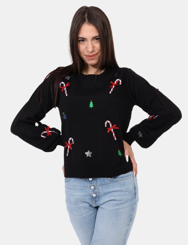 Maglione Veromoda Nero - Maglione natalizio su base nera con colorati patch e ricami natalizi arricchiti da glitter coordina