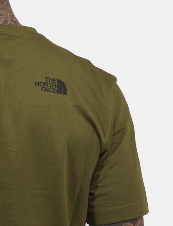 T-shirt The North Face Verde - T-shirt classica in total verde oliva con logo brand ad altezza cuore. La vestibilità è morbi