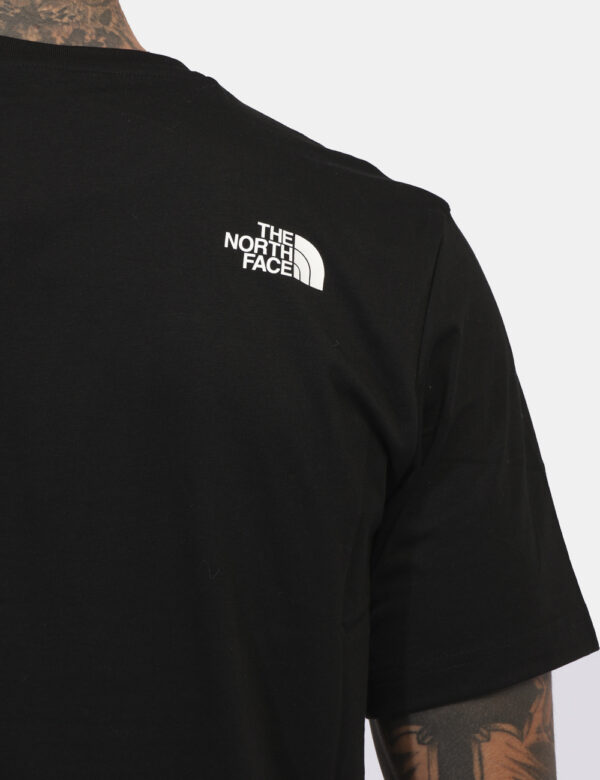 T-shirt The North Face Nero - T-shirt classica in total nero con logo brand frontale. La vestibilità è morbida e regolare. L