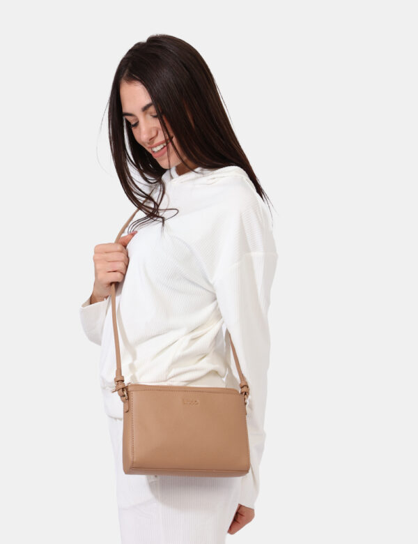 Borsa Liu-Jo Beige - Borsa a tracolla di piccole dimensioni in total beige con logo brand dorato. La bag si compone di tre s