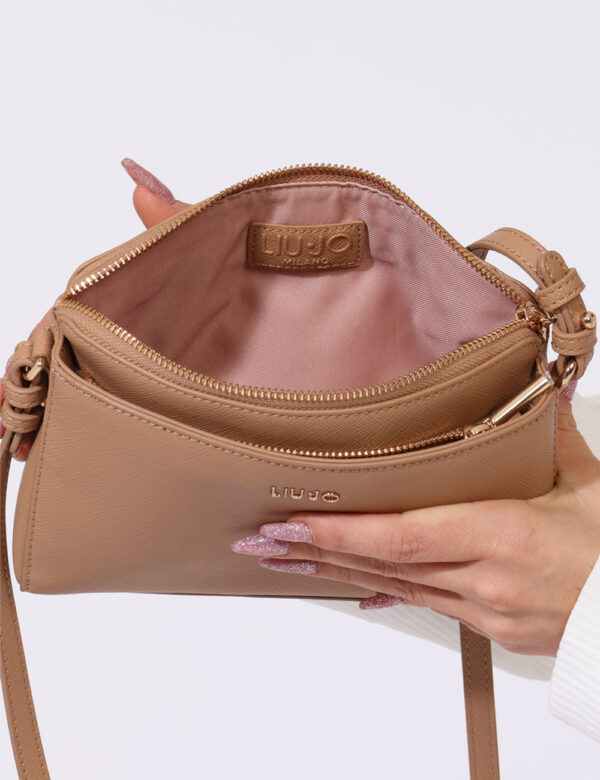 Borsa Liu-Jo Beige - Borsa a tracolla di piccole dimensioni in total beige con logo brand dorato. La bag si compone di tre s