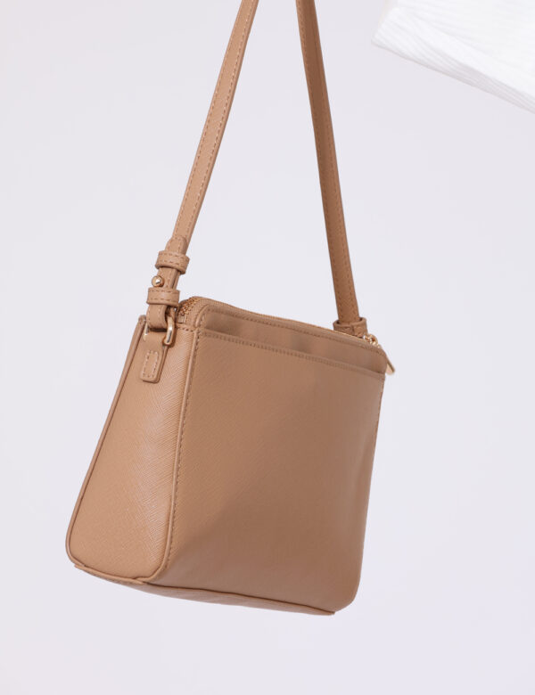 Borsa Liu-Jo Beige - Borsa a tracolla di piccole dimensioni in total beige con logo brand dorato. La bag si compone di tre s