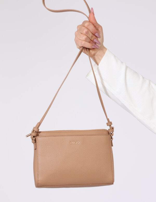 Borsa Liu-Jo Beige - Borsa a tracolla di piccole dimensioni in total beige con logo brand dorato. La bag si compone di tre s