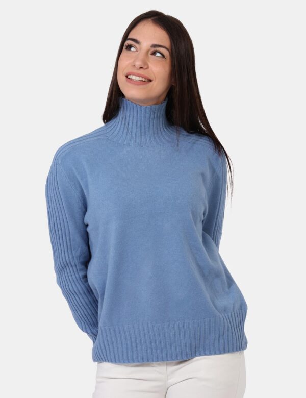 Maglione Sandro Ferrone Azzurro - Maglione a girocollo alto in total azzurro. La vestibilità è morbida e regolare. Il maglio