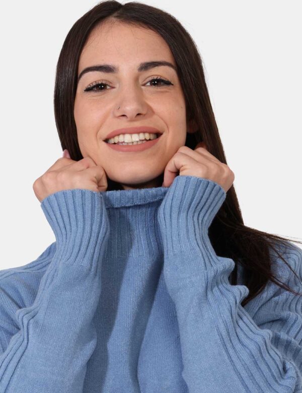 Maglione Sandro Ferrone Azzurro - Maglione a girocollo alto in total azzurro. La vestibilità è morbida e regolare. Il maglio