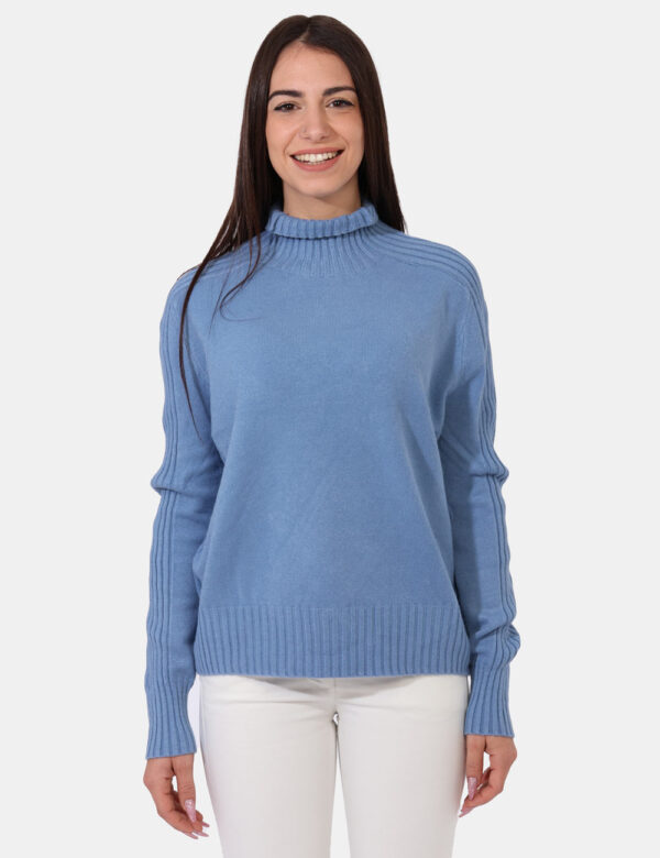 Maglione Sandro Ferrone Azzurro - Maglione a girocollo alto in total azzurro. La vestibilità è morbida e regolare. Il maglio