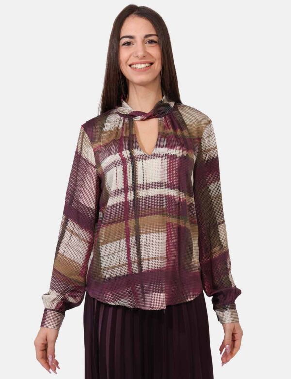 Blusa Sandro Ferrone Bordeaux - Blusa a maniche lunghe in fantasia tendente al bordeaux. Presente scollo a V con girocollo p