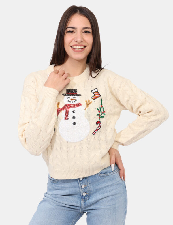 Maglione Veromoda Bianco - Maglione natalizio con trama intrecciata e su base bianco panna. Presente colorata stampa nataliz