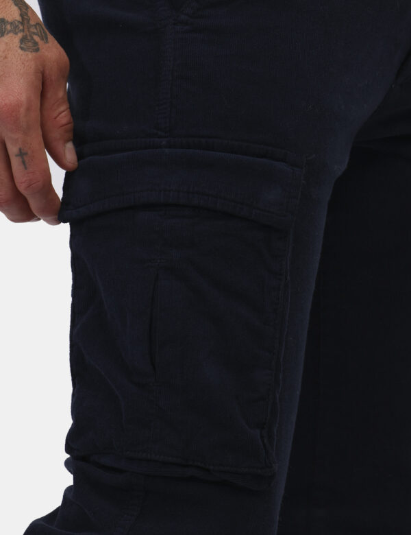 Pantaloni Concept83 Blu - Pantaloni in velluto ed in total blu navy. Presenti tasche a taglio trasversale sul fronte più tas