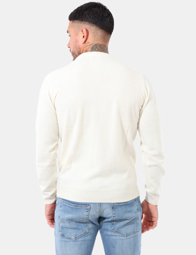 Maglione Gant Panna - Maglione in lana con girocollo classico ed in total bianco panna. Presente patch logo brand ad altezza