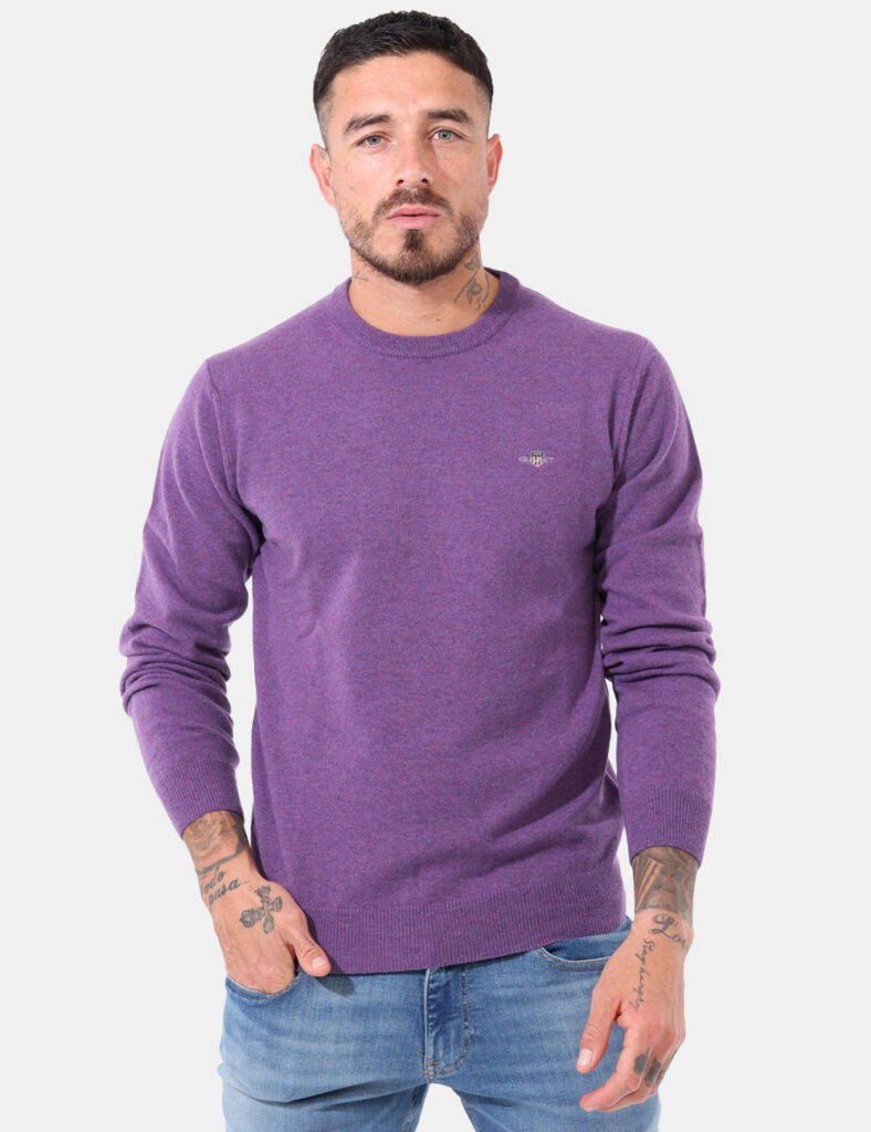 Maglione Gant Lilla - Maglione in lana con girocollo classico ed in total lilla. Presente patch logo brand ad altezza cuore.