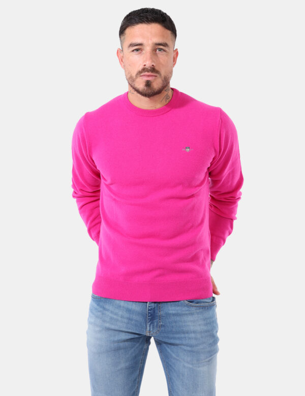 Maglione Gant Fucsia - Maglione in lana con girocollo classico ed in total fucsia. Presente patch logo brand ad altezza cuor