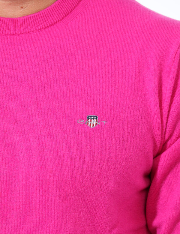 Maglione Gant Fucsia - Maglione in lana con girocollo classico ed in total fucsia. Presente patch logo brand ad altezza cuor