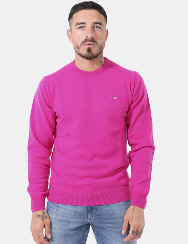 Maglione Gant Fucsia - Maglione in lana con girocollo classico ed in total fucsia. Presente patch logo brand ad altezza cuor