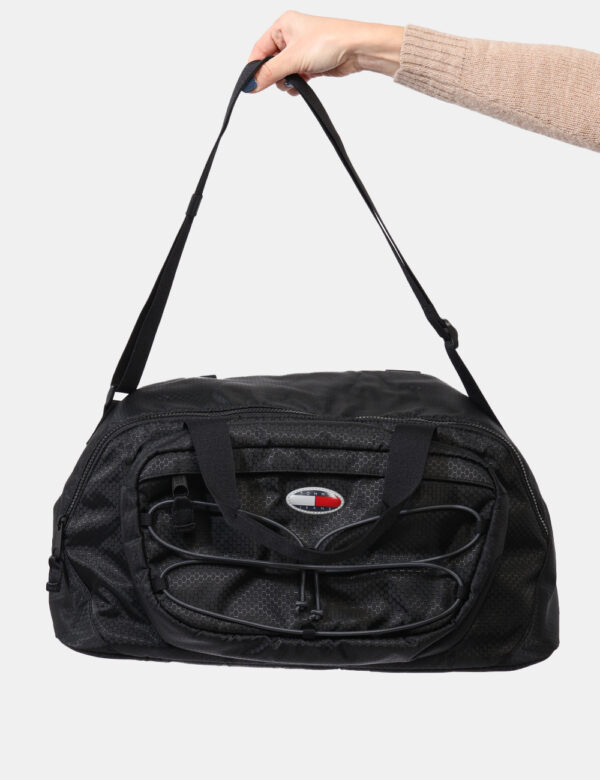 Borsa Tommy Hilfiger Nero - Borsa da viaggio in total nero con tascone principale e chiusura a zip più tasca esterna con pat