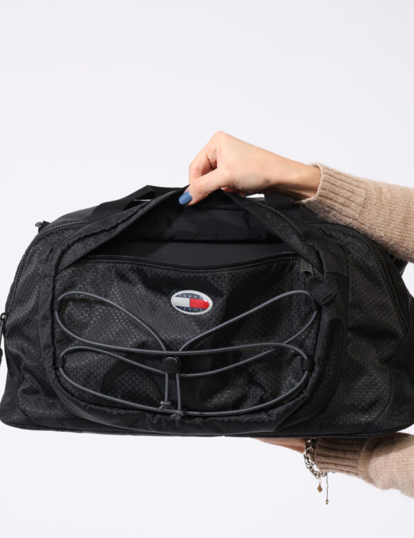 Borsa Tommy Hilfiger Nero - Borsa da viaggio in total nero con tascone principale e chiusura a zip più tasca esterna con pat