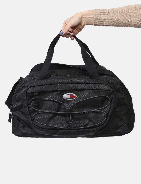 Borsa Tommy Hilfiger Nero - Borsa da viaggio in total nero con tascone principale e chiusura a zip più tasca esterna con pat