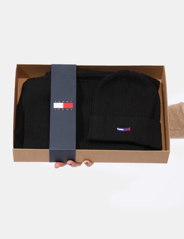 Cofanetto regalo Tommy Hilfiger Nero - Cofanetto regalo composto da sciarpa e cappello in total nero con logo brand ricamato