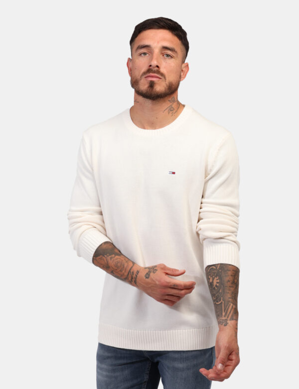 Maglione Tommy Hilfiger Bianco - Maglione classico in cotone ed in total bianco. Presente patch logo brand ad altezza cuore.