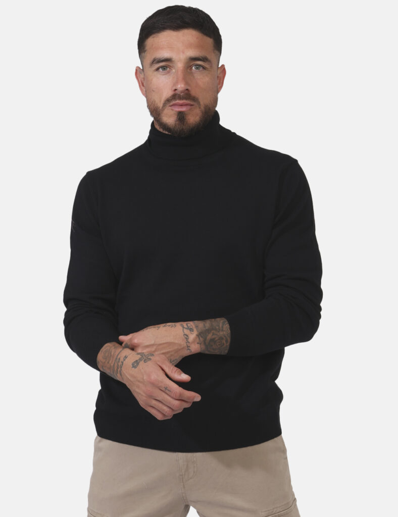 Maglione dolcevita Concept83 Nero - Maglione in misto lana con collo alto ed in total nero. La vestibilità è morbida e regol