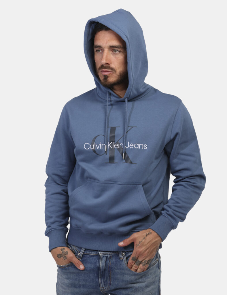 Felpa Calvin Klein Blu - Felpa con cappuccio in total blu più stampa logo brand sul fronte e tascone. La vestibilità è morbi