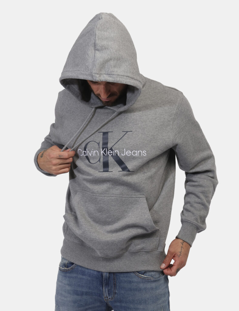 Felpa Calvin Klein Grigio - Felpa con cappuccio in total grigio più stampa logo brand sul fronte e tascone. La vestibilità è