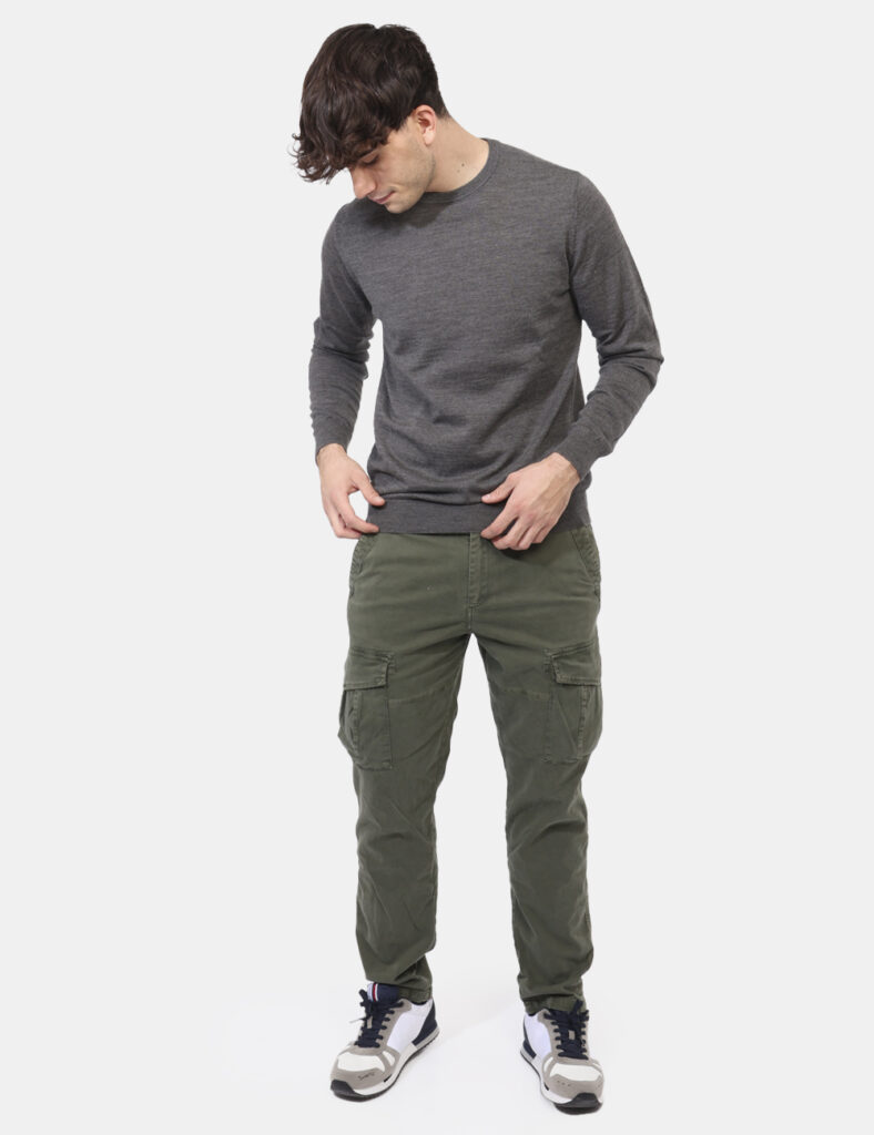 Pantaloni Concept83 Verde - Pantaloni cargo in total verde militare con tasche a taglio trasversale sul fronte e tasche a fe