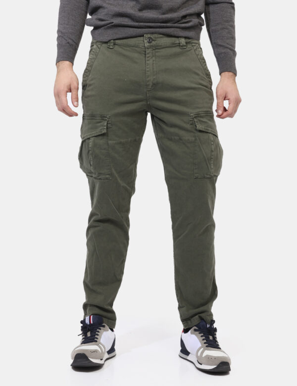 Pantaloni Concept83 Verde - Pantaloni cargo in total verde militare con tasche a taglio trasversale sul fronte e tasche a fe