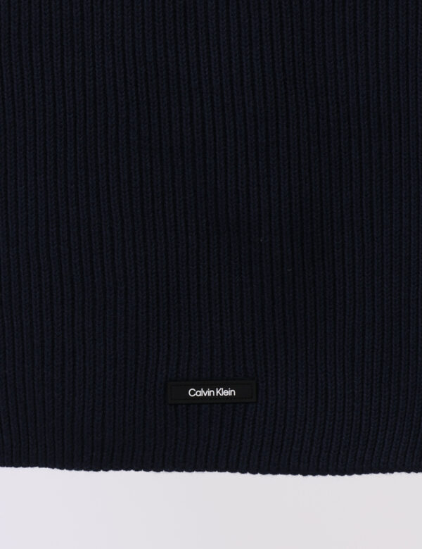 Sciarpa Calvin Klein Blu - Sciarpa in misto cotone/cachemire in total blu navy con patch logo brand. L'indossatura è pratica