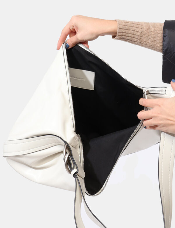 Borsa Calvin Klein Panna - Borsa a tracolla di grandi dimensioni a forma di mezzaluna in total bianco panna. L'interno è cap