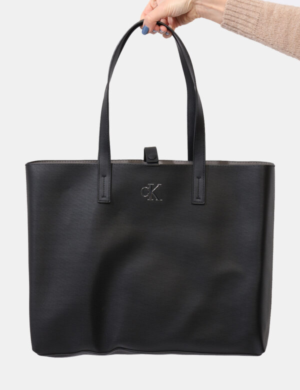 Borsa Calvin Klein Nero - Shopper bag di grandi dimensioni in total nero con logo brand argentato. L'interno è capiente e go