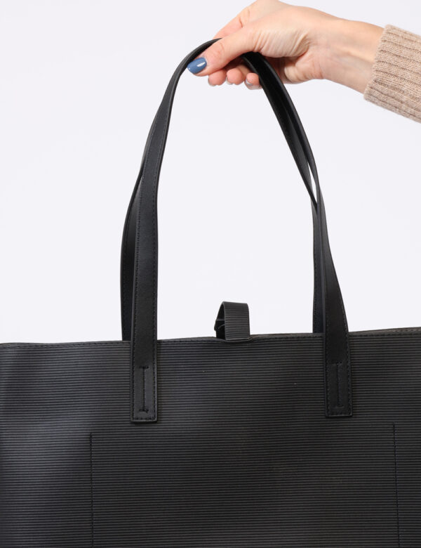 Borsa Calvin Klein Nero - Shopper bag di grandi dimensioni in total nero con logo brand argentato. L'interno è capiente e go